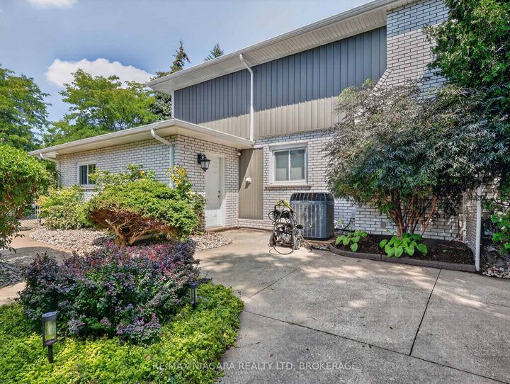 Property Photo: 14 Fairlawn Court ON L2M 7K4
