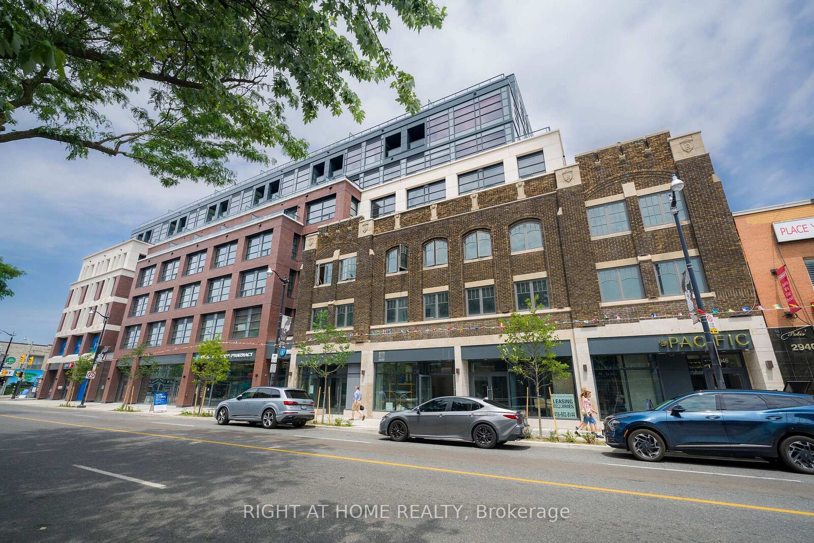 Property Photo:  2946 Dundas Street W 408  ON M6P 1Y8 