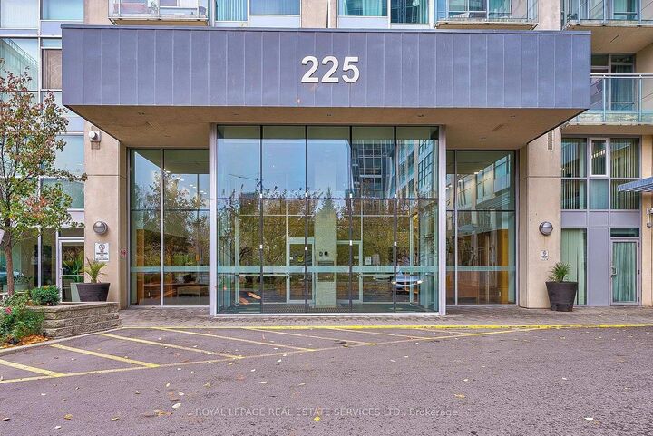 Property Photo:  225 Webb Drive 1008  ON L5B 4P2 