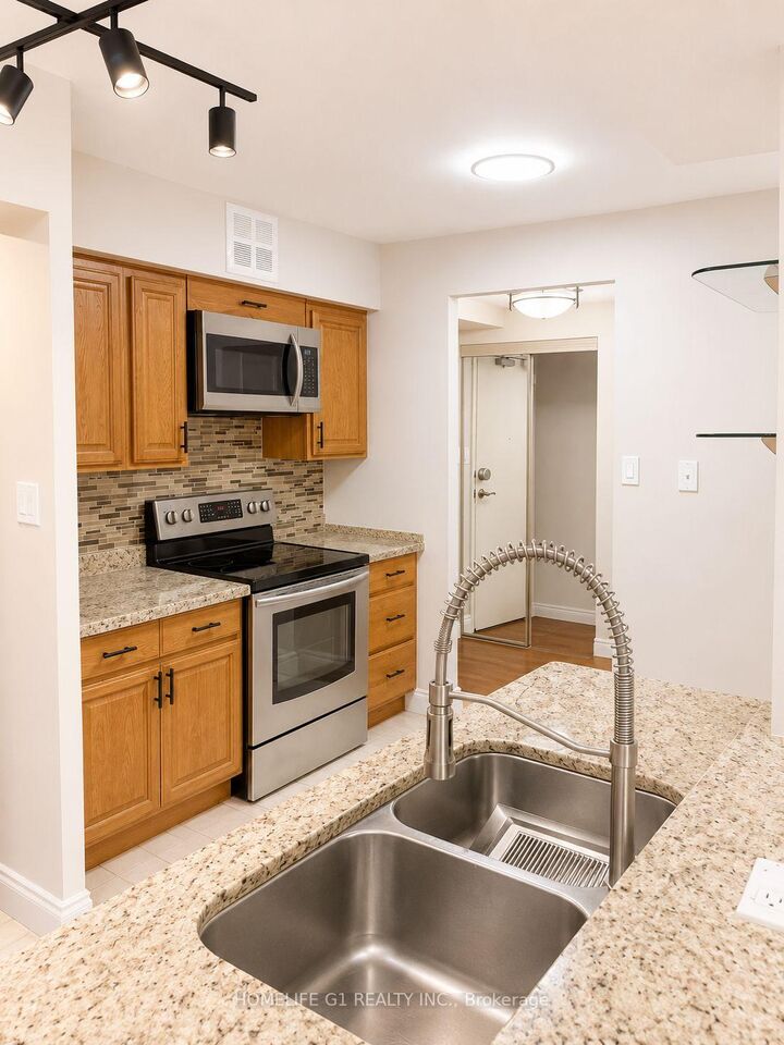Property Photo:  633 Bay Street 301  ON M5G 2G4 