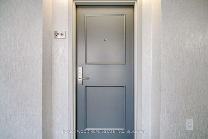 Property Photo: 25 Fairview Road W Uph4 ON L5B 3Y8