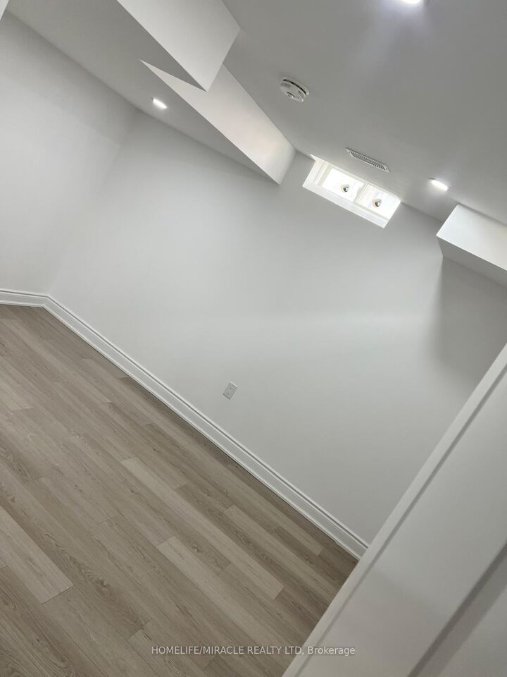 Property Photo:  23 Aldenham Street  ON L6X 5S2 