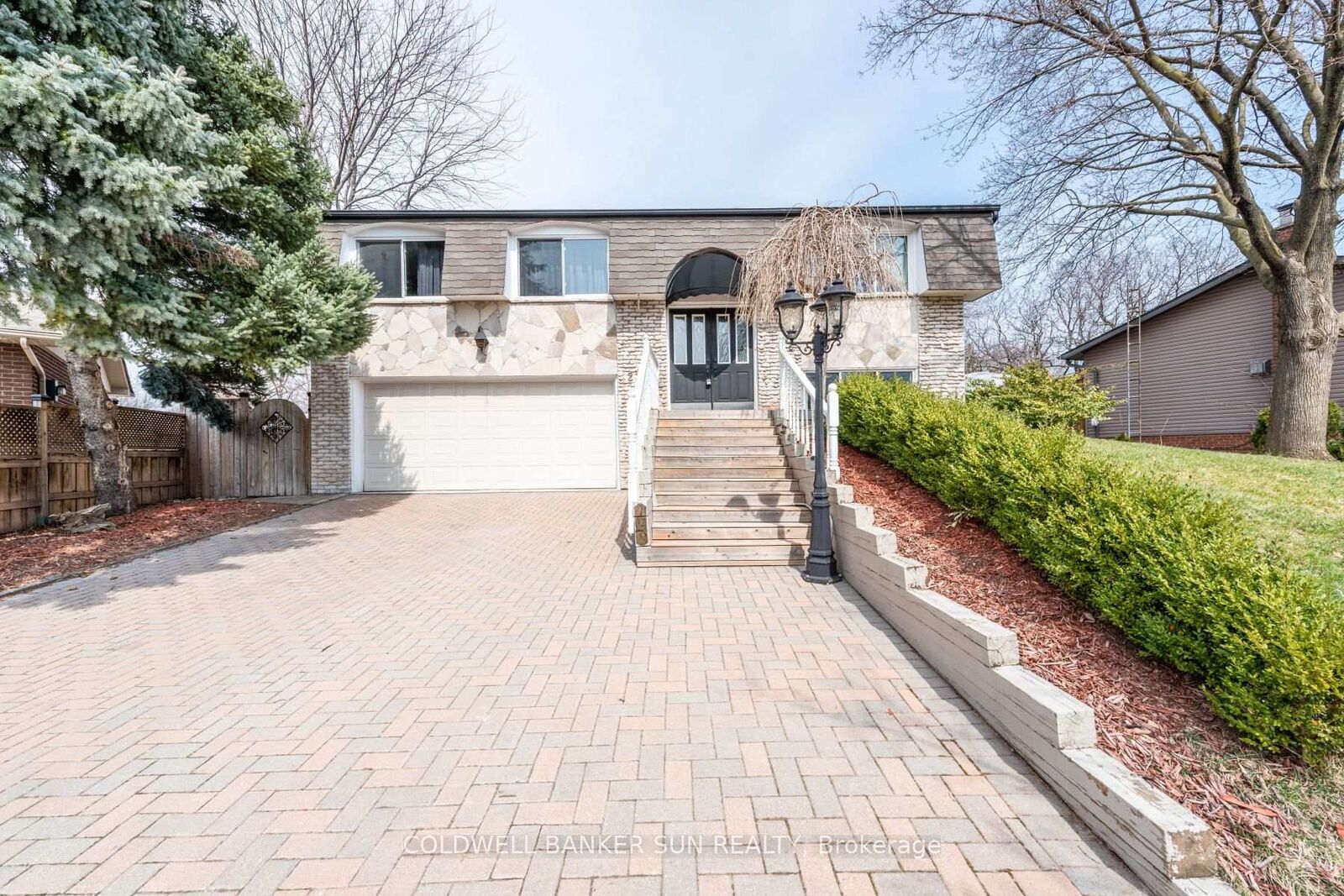 Property Photo: 2483 Yarmouth Crescent ON L6L 2M9