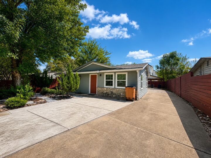 Property Photo:  6711 Cruz Street  TX 78741 