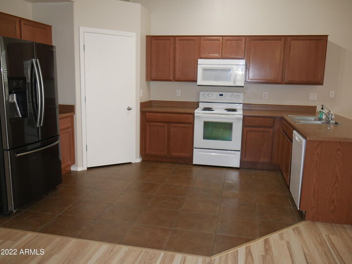 Property Photo: 2190 E Mohave Lane AZ 85119