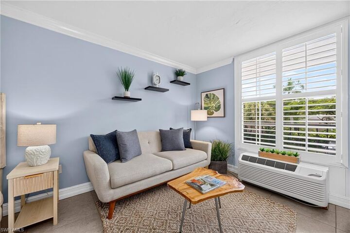 Property Photo: 2555 9th St N 204 FL 34103