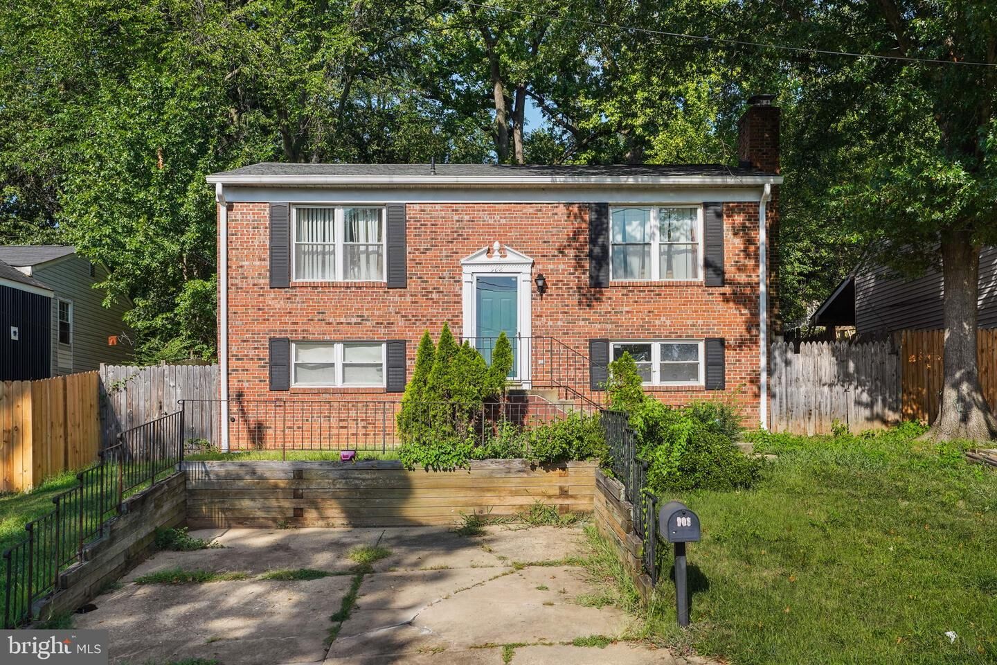 Property Photo: 908 Cypresstree Place MD 20743