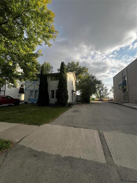 Property Photo:  84 Marlow Court  MB R2P 0A4 