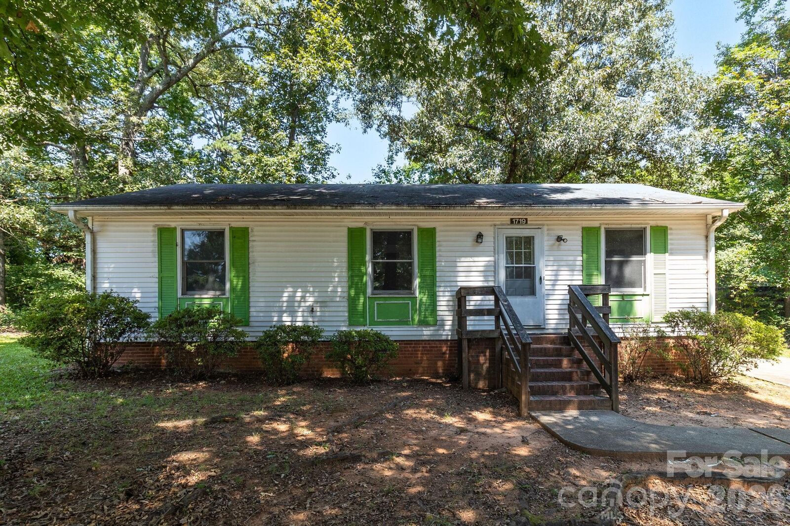 Property Photo: 1719 Oneka Avenue NC 27260