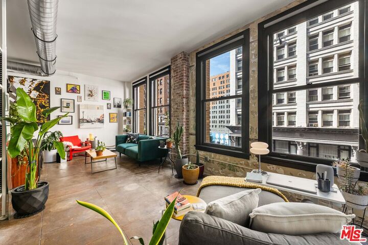 Property Photo: 215 W 7th St, Unit 407 CA 90014