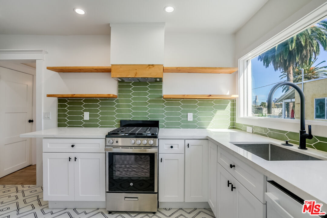 Property Photo:  633 N Rampart Blvd  CA 90026 