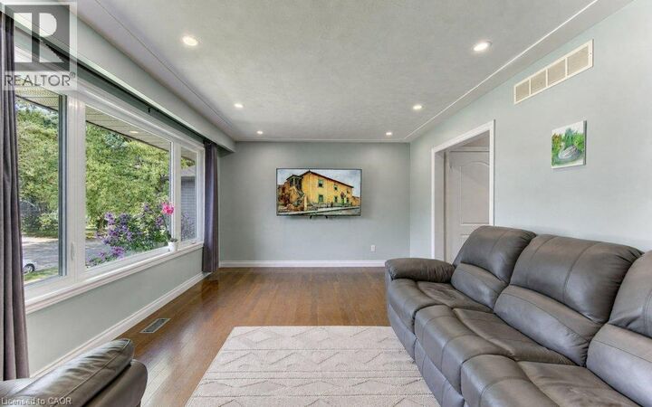 Property Photo:  206 Forestwood Drive  ON N2N 1B9 