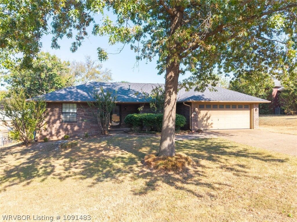 Property Photo: 1420 N 7th Street AR 72956