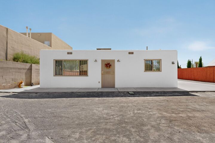 Property Photo:  2900 Foraker Place NW  NM 87107 