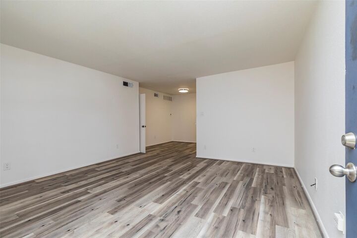 Property Photo:  2350 Bering Drive 106  TX 77057 