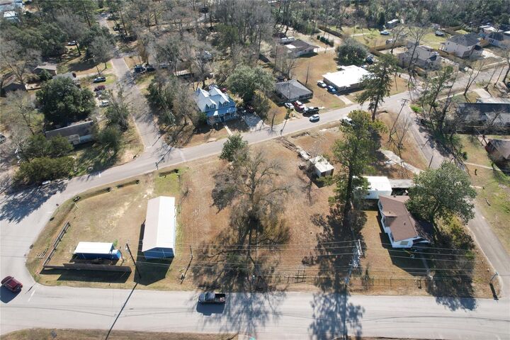 Property Photo: 303 Southline Street TX 77327