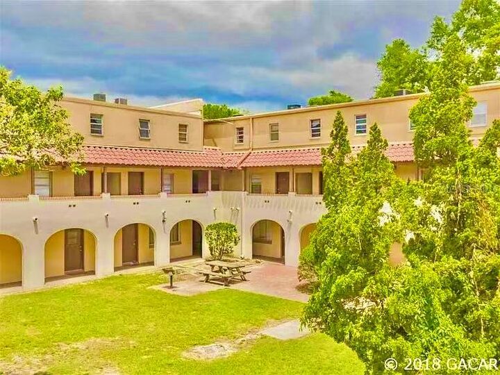 Property Photo: 914 SW 8th Avenue 42 FL 32601