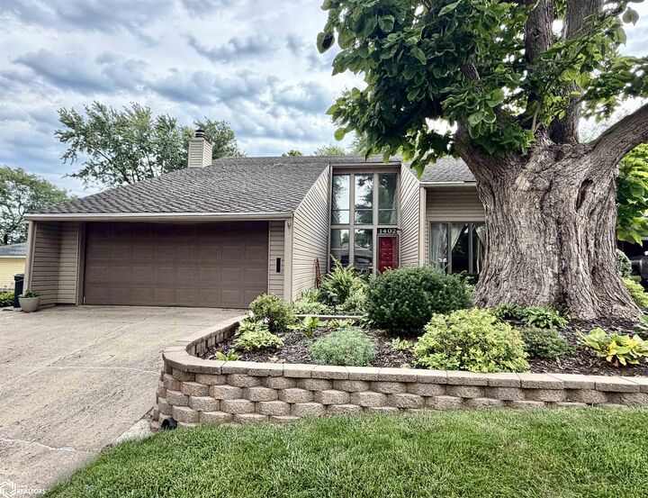 Property Photo: 1402 Hazel Street IA 50022