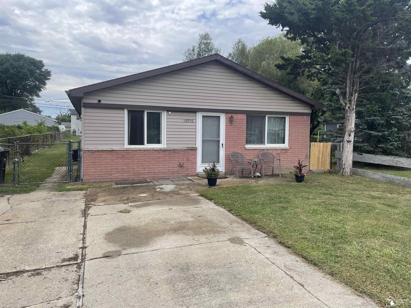 Property Photo:  16956 Jackson St Street  MI 48180-5333 