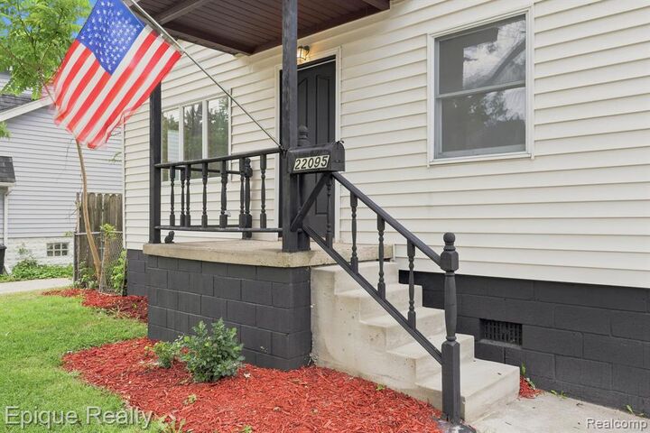 Property Photo:  22095 Elmwood Avenue  MI 48021 2113 