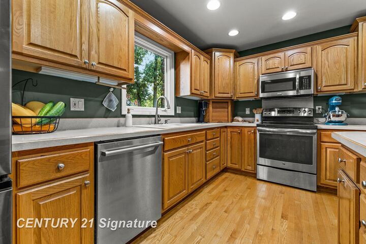 Property Photo:  2870 E Nottingham Drive  MI 48603 