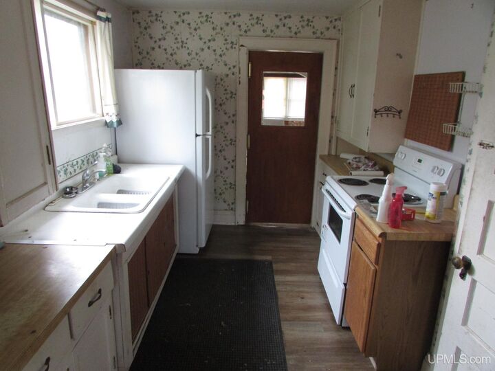 Property Photo: 10 W Eastern Avenue Avenue MI 49946