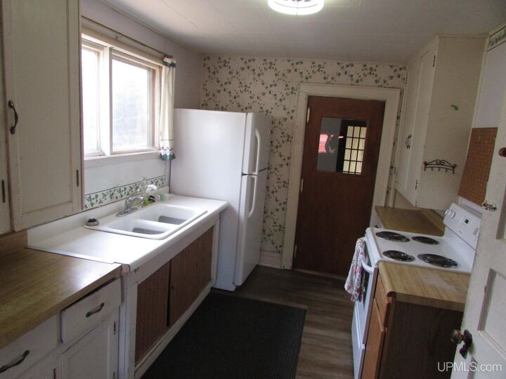 Property Photo:  10 W Eastern Avenue  MI 49946 