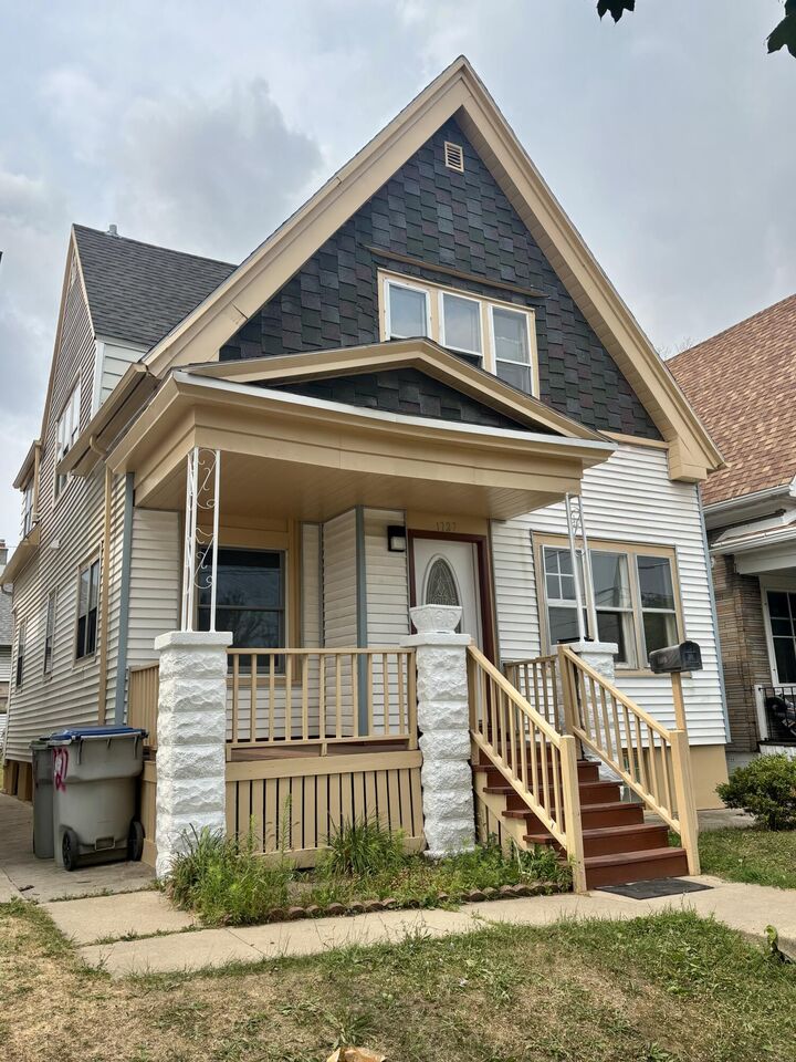 Property Photo:  1727 W Arrow St  WI 53204 