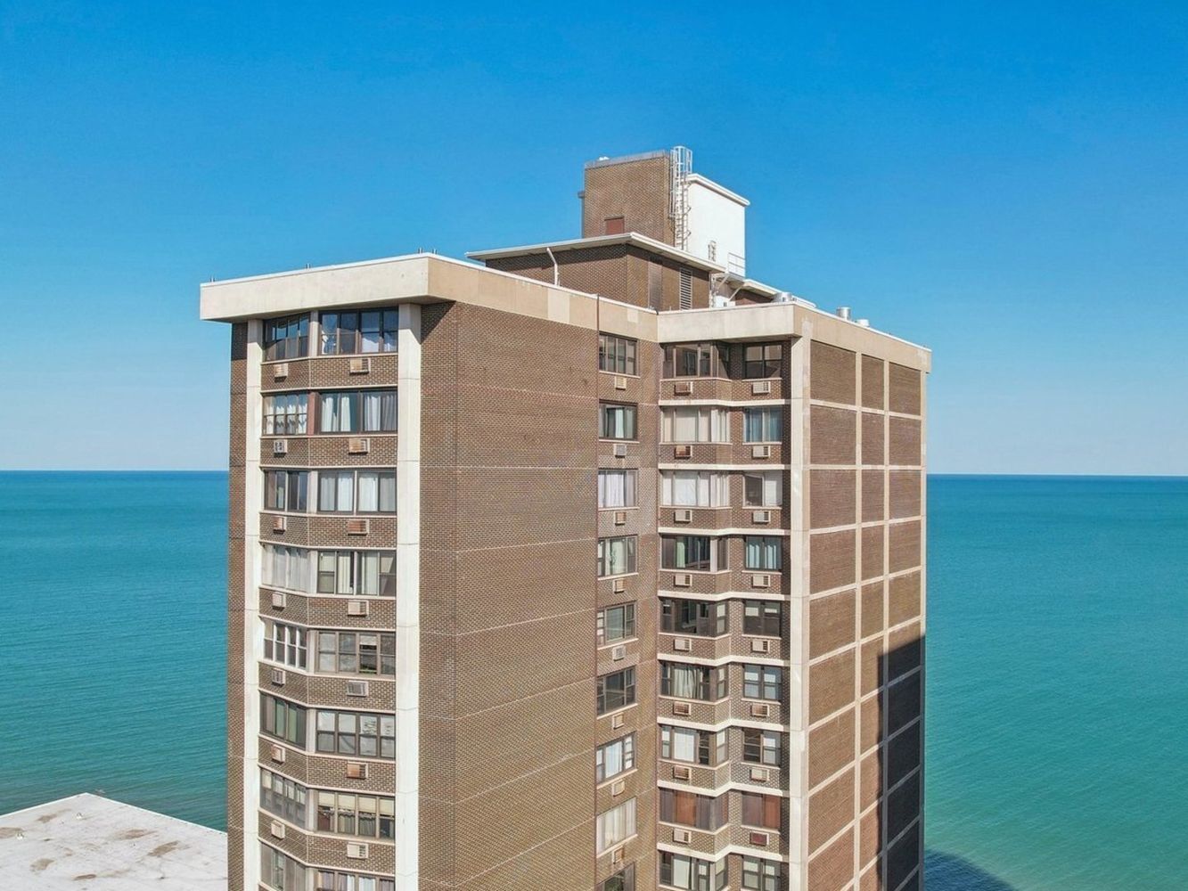 Property Photo: 6325 N Sheridan Road 2106 IL 60660