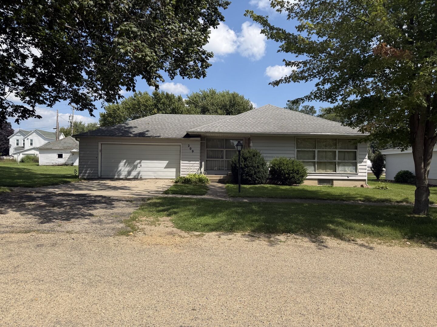 Property Photo: 209 S 4th Avenue IL 61030