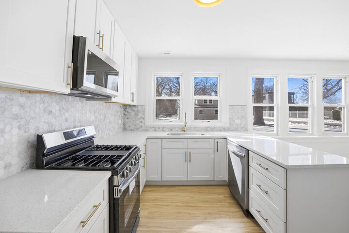 Property Photo:  2908 Oakwood Avenue  IL 60051 