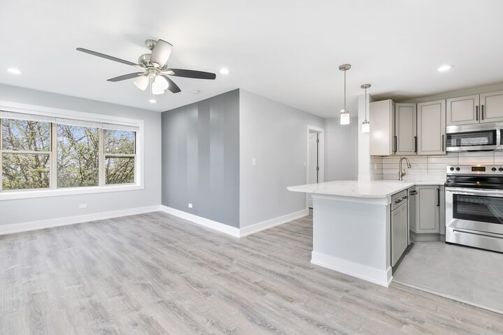 Property Photo:  1301 W Estes Avenue 4E  IL 60626 