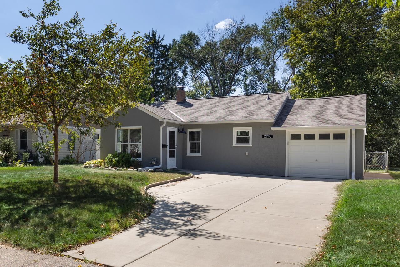 Property Photo:  2910 Pennsylvania Avenue S  MN 55426 