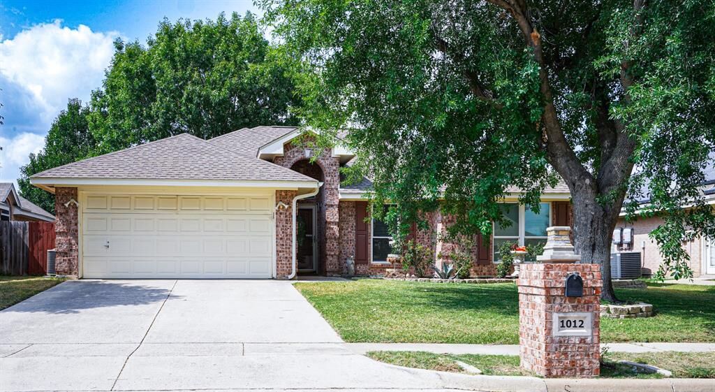 Property Photo: 1012 Kingsley Drive TX 76179