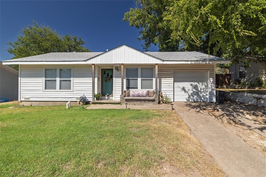 Property Photo: 1209 Grace Street TX 76086
