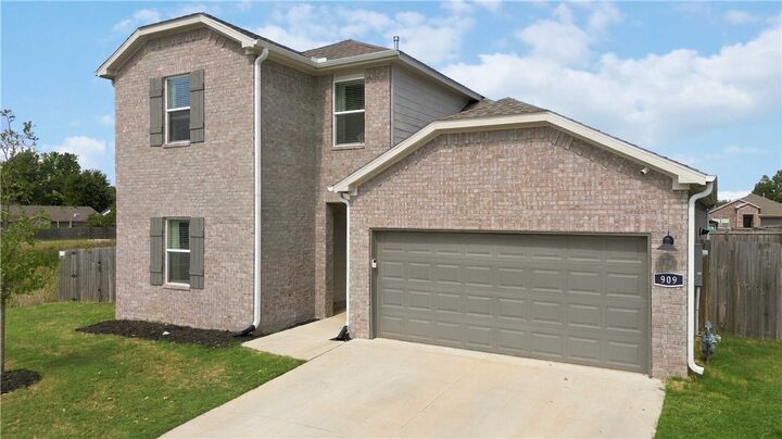 Property Photo:  909 W Cottonwood Street  AR 72758 