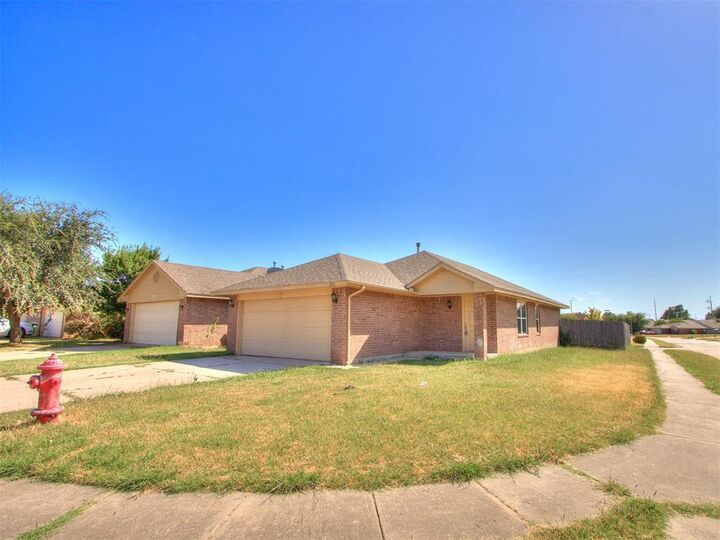 Property Photo:  902 Beaumont Square  OK 73071 