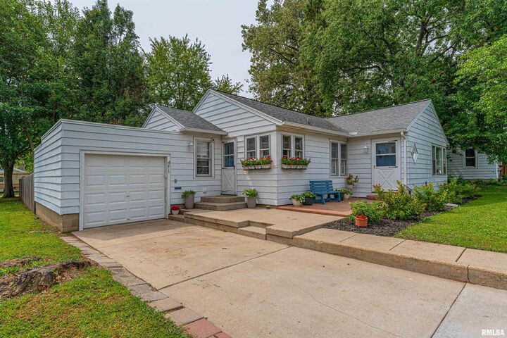 Property Photo: 815 3rd Street IL 62656