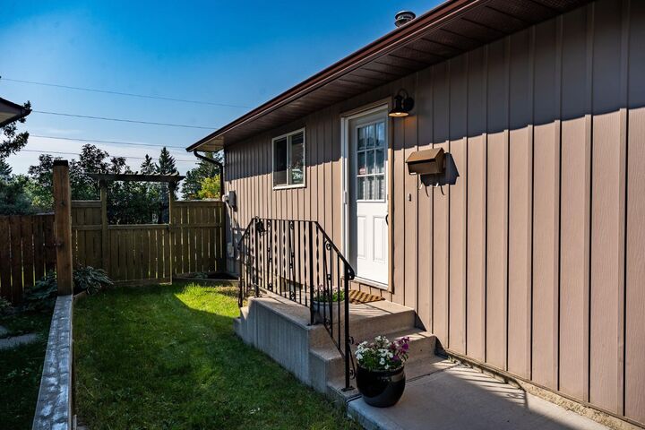 Property Photo:  36 Berkley Place NW  AB T3K 1A7 