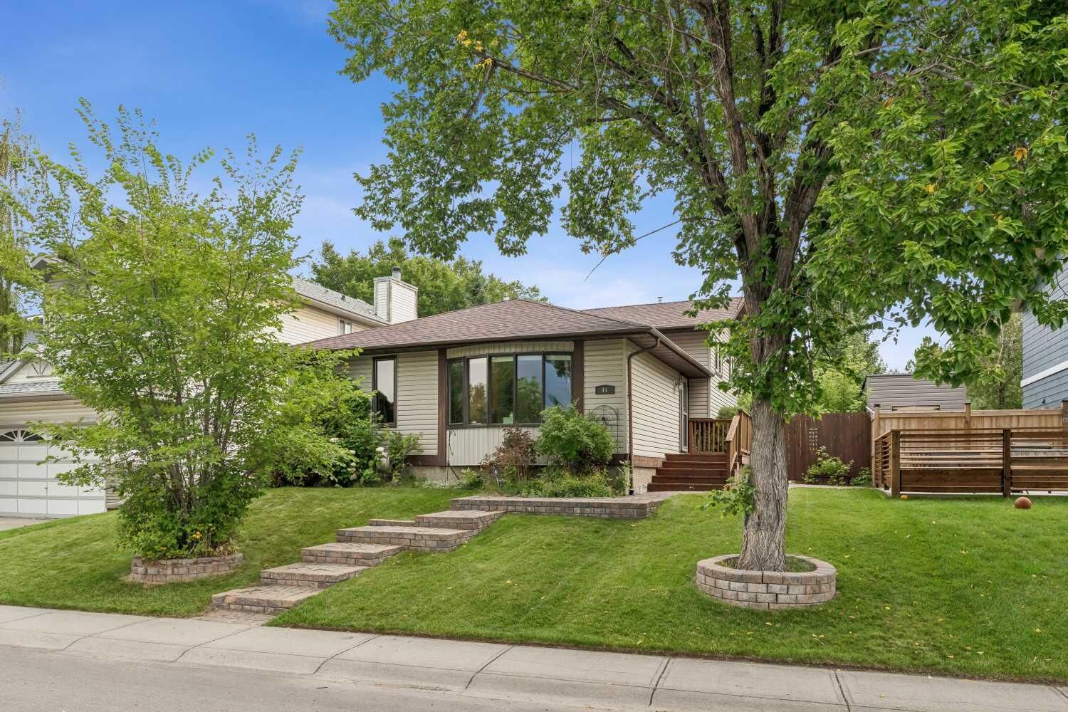 Property Photo:  44 McKinley Rise SE  AB T2Z 1W1 