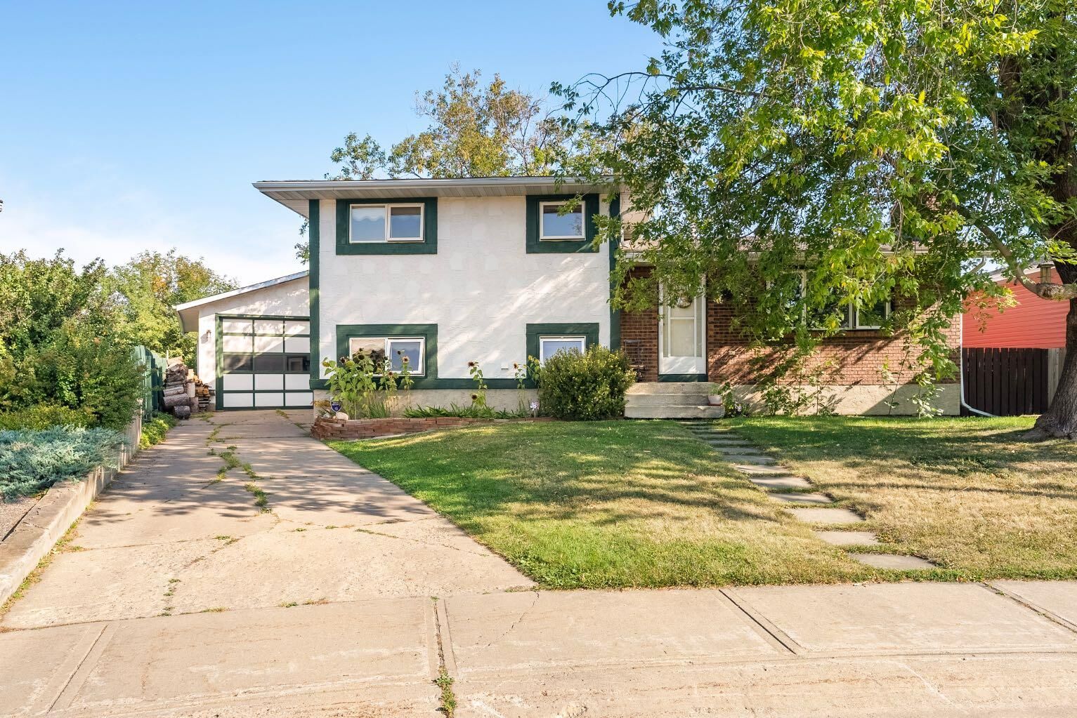 Property Photo:  130 Hillary Place  AB T9H 3T6 