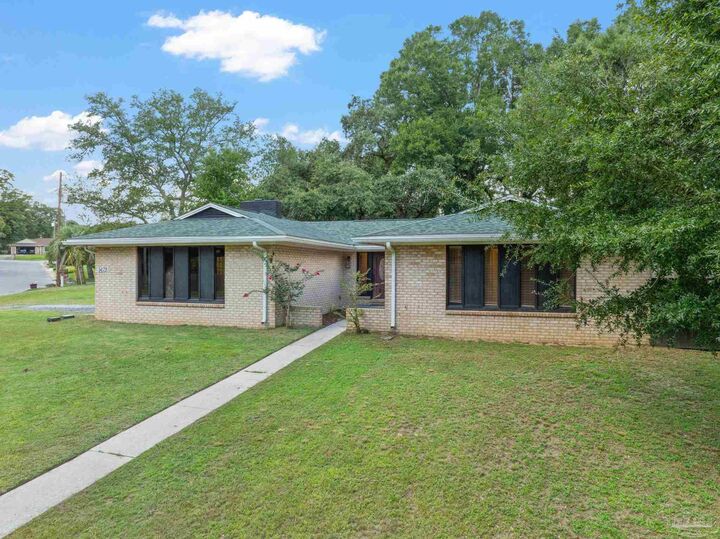 Property Photo: 9679 Hollowbrook Cir FL 32514