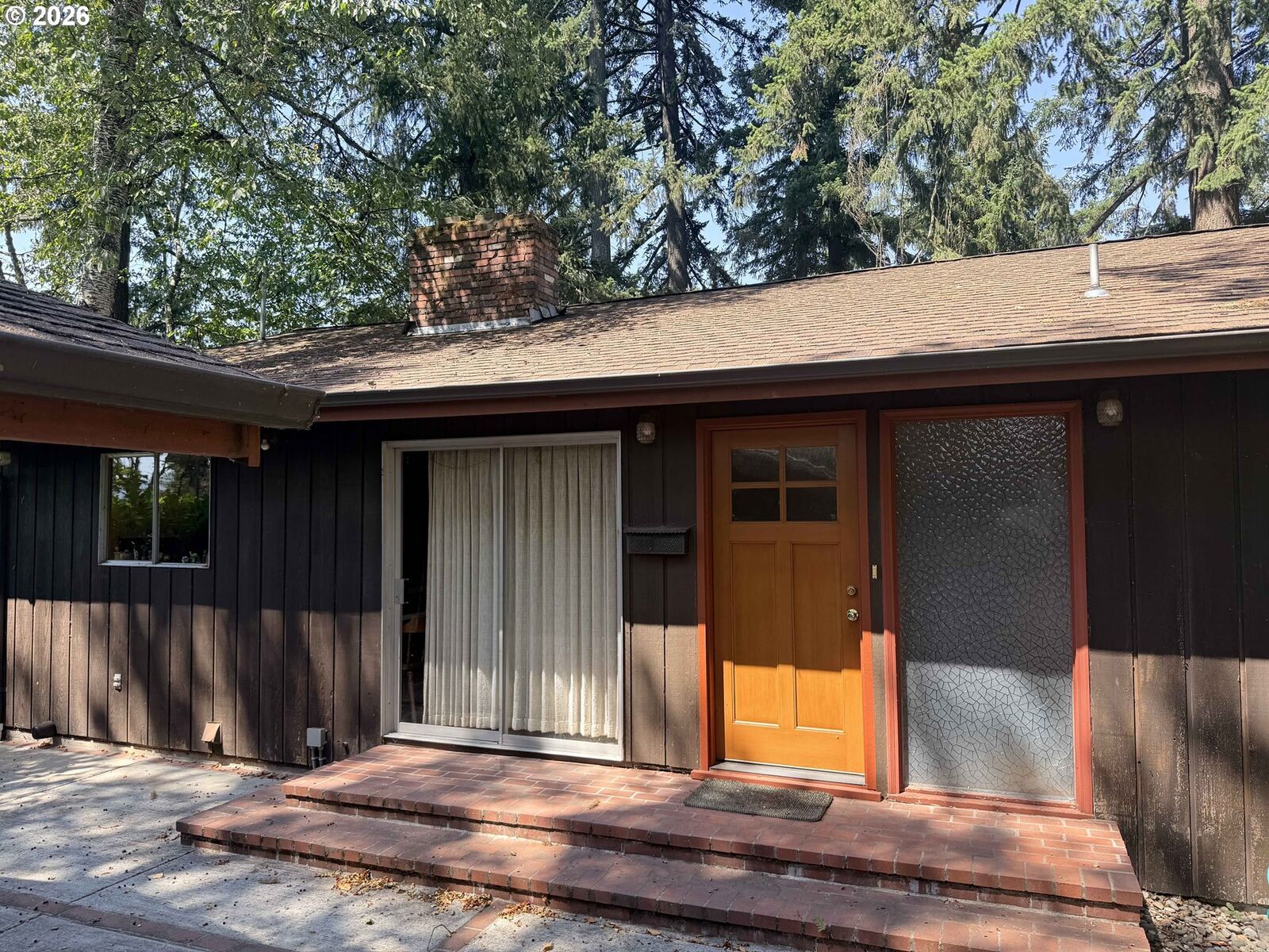Property Photo: 2041 E 26th Ave OR 97403