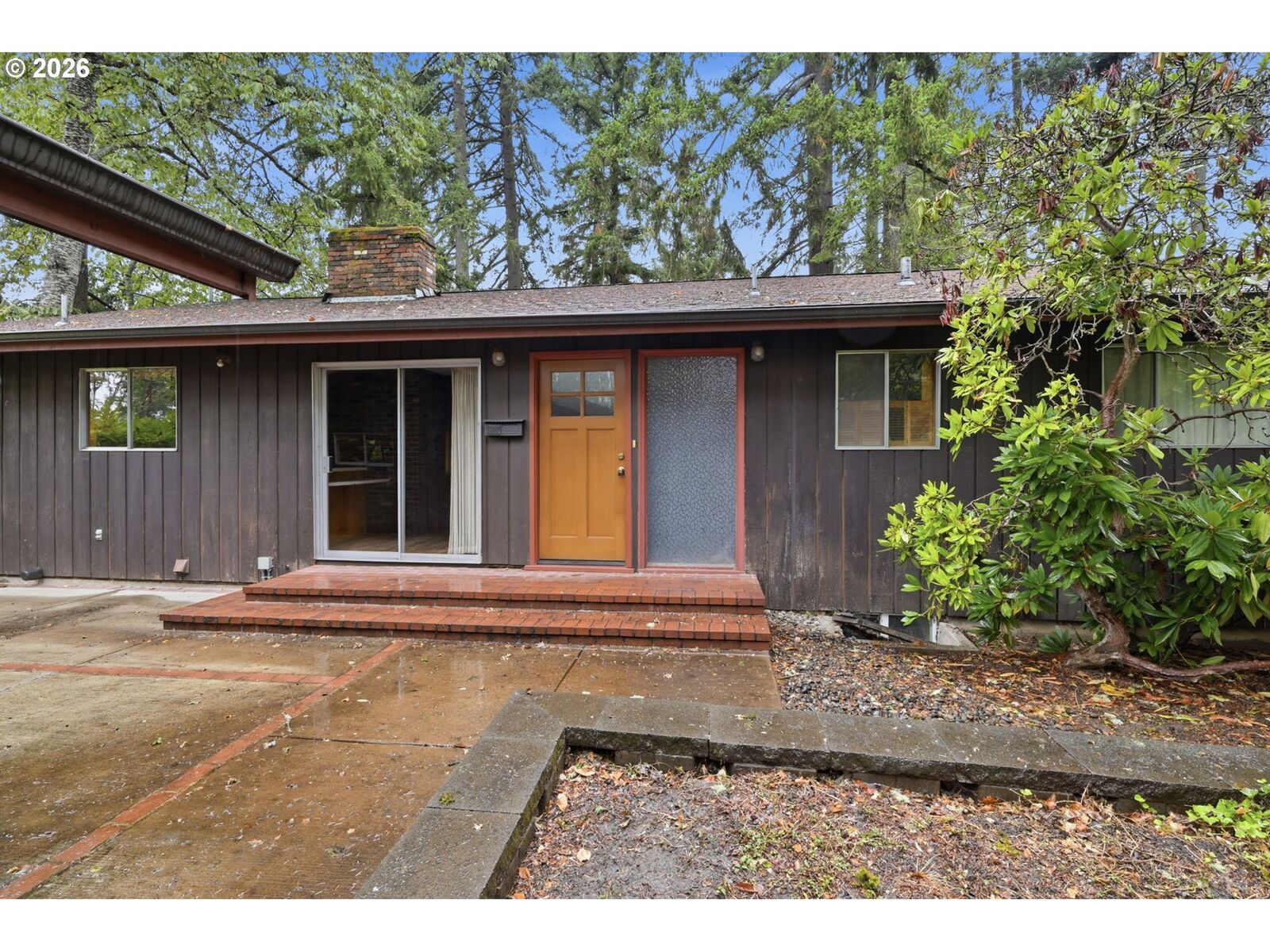 Property Photo:  2041 E 26th Ave  OR 97403 