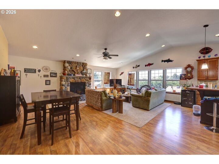 Property Photo: 324 Elk Run Ave OR 97110