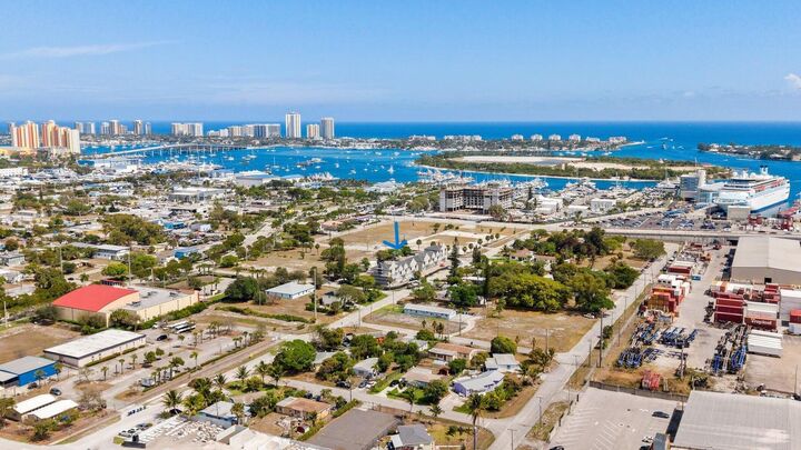 Property Photo: 130 W 11th Street 134 FL 33404
