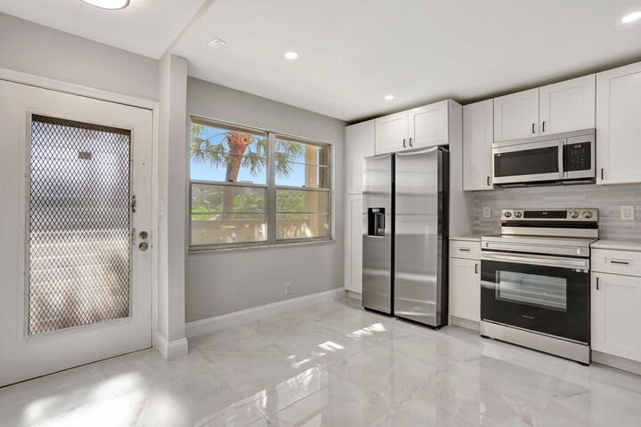 Property Photo: 2202 Lucaya Bend G2 FL 33066