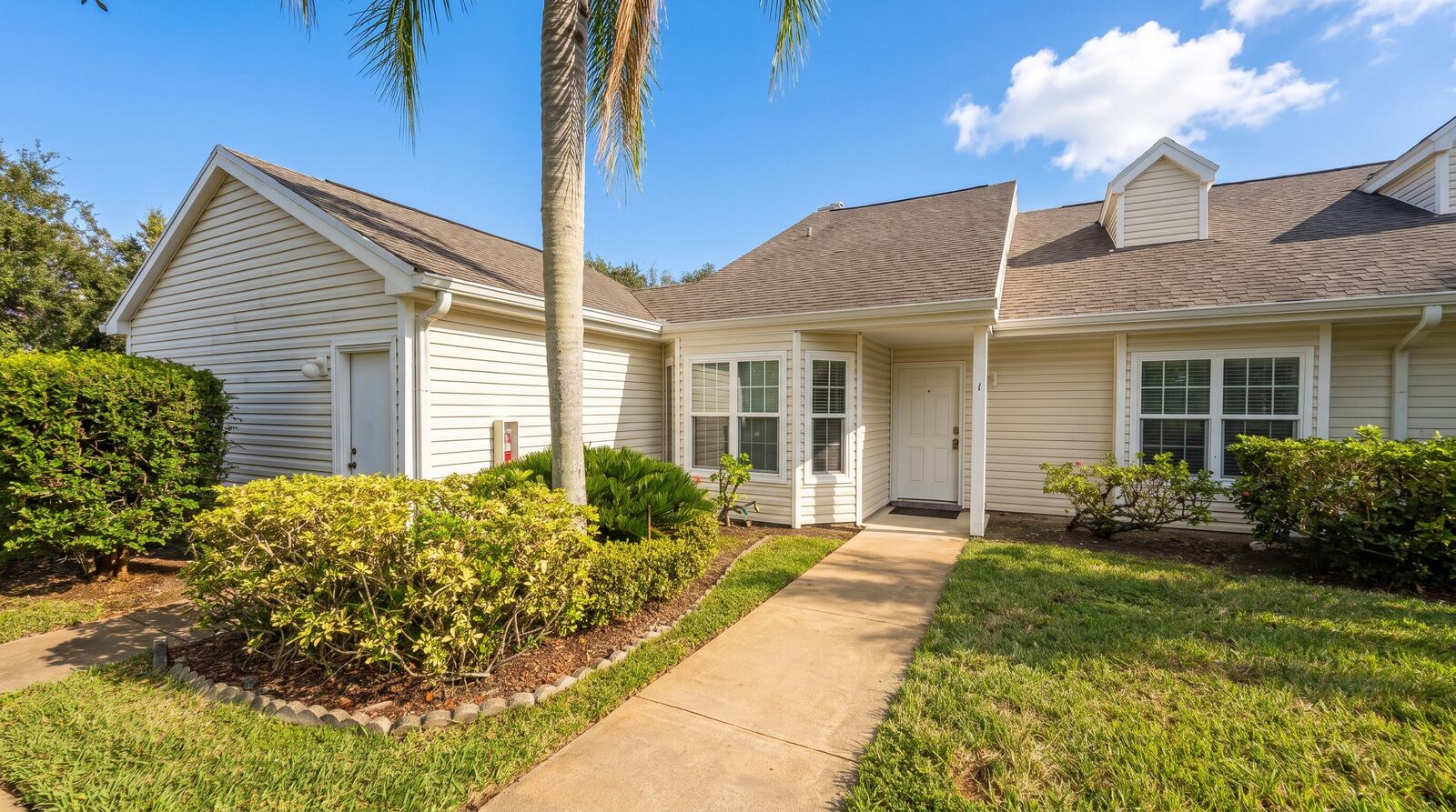 Property Photo:  1950 Westminster Circle 1  FL 32966 