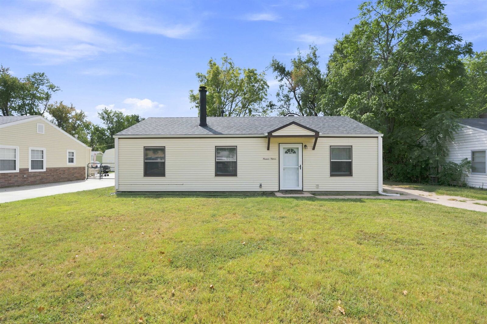 Property Photo: 1415 E Evanston St KS 67219-1330