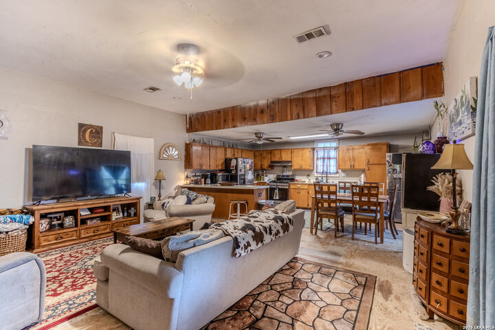 Property Photo: 256 S Broadway TX 78877